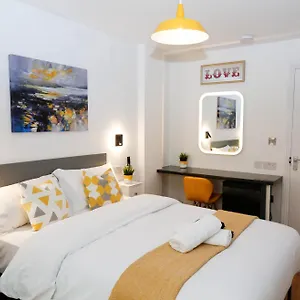 Privatunterkunft New Luxury In The Heart Of Next To Shops, Cafes, Bars & Metro With Shared Bathrooms, London
